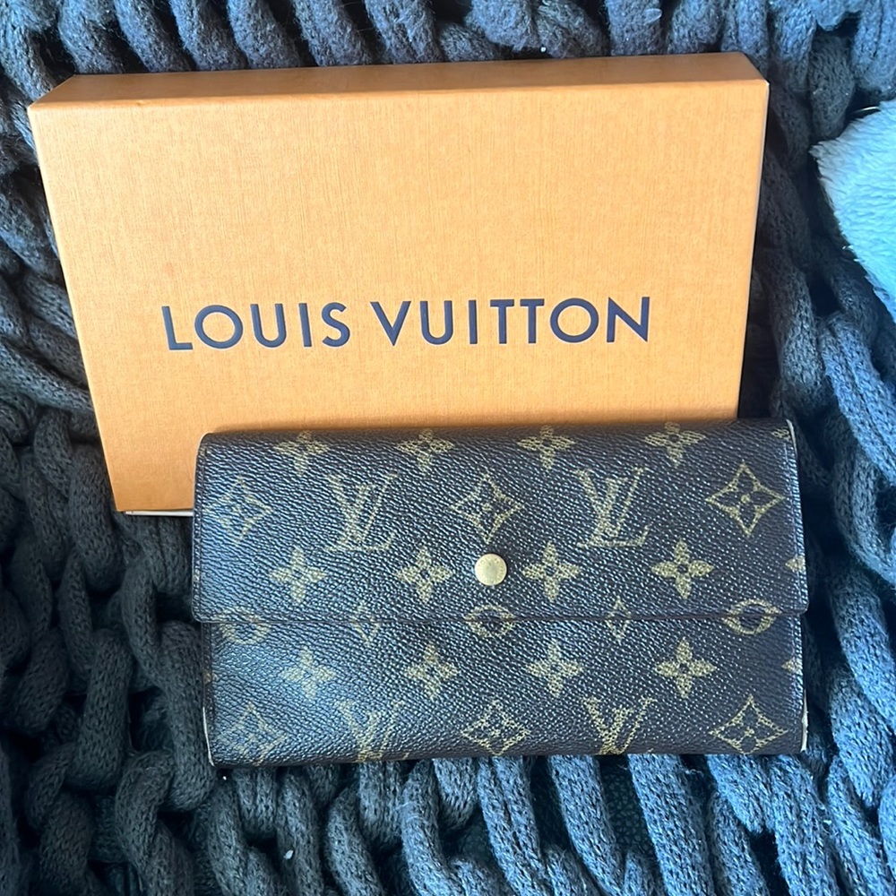 Authentic Louis Vuitton International wallet